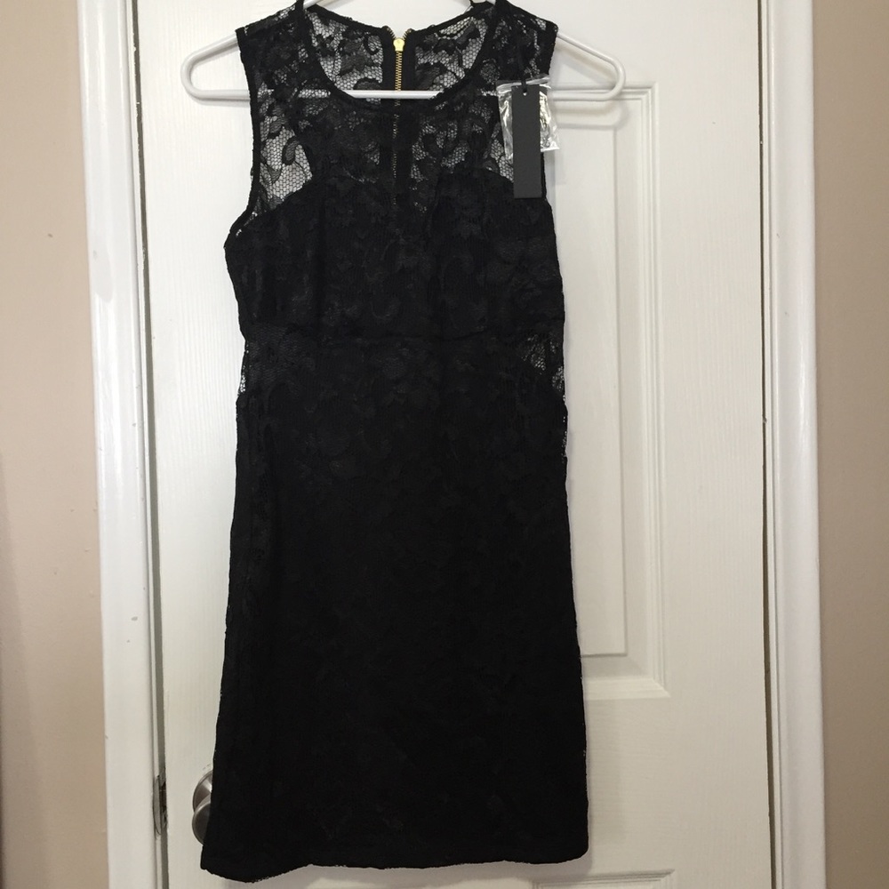 Black lace dress / detail